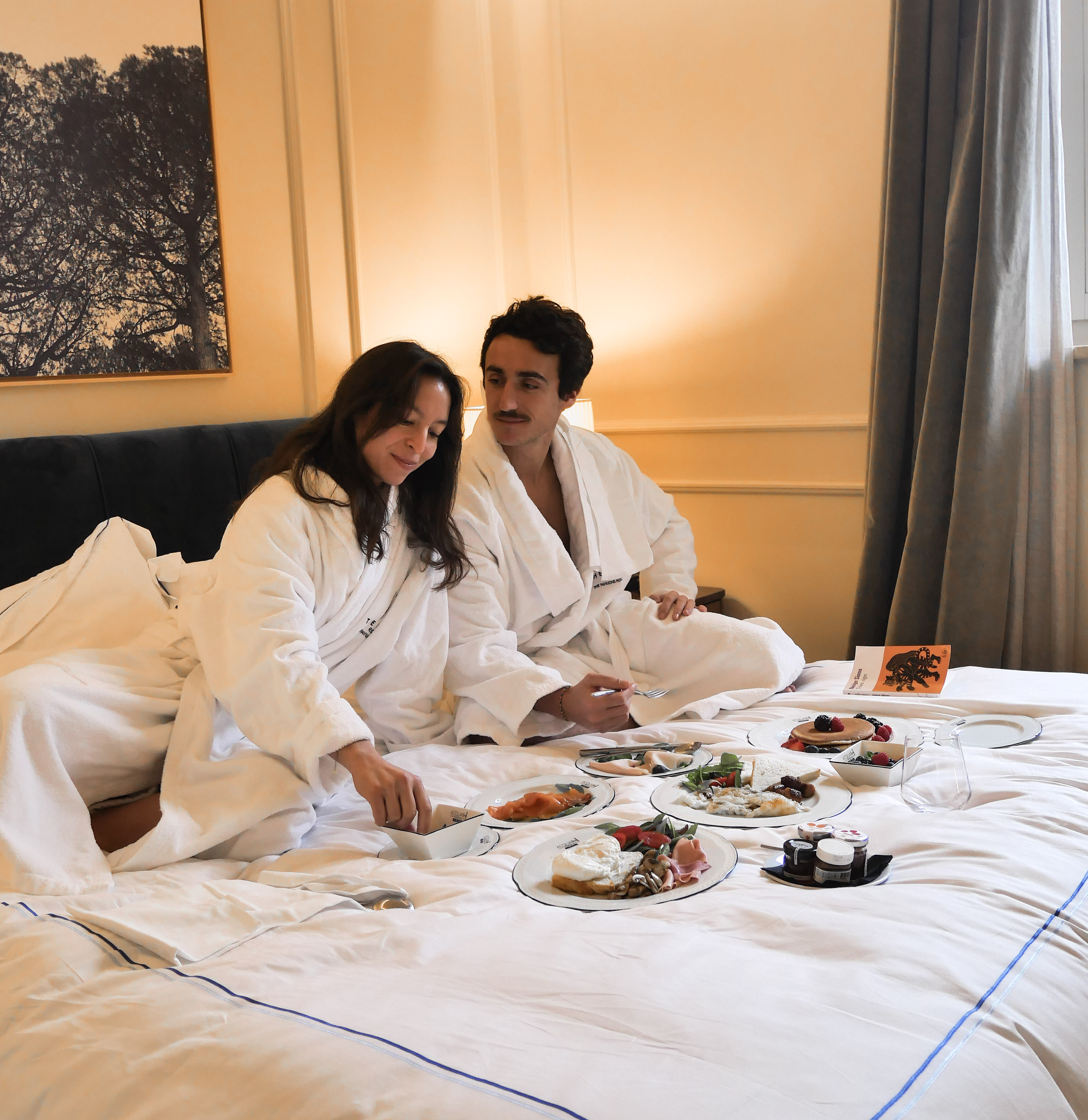 Lisa et Raph dans leur suite hôtel — petit-déjeuner au lit